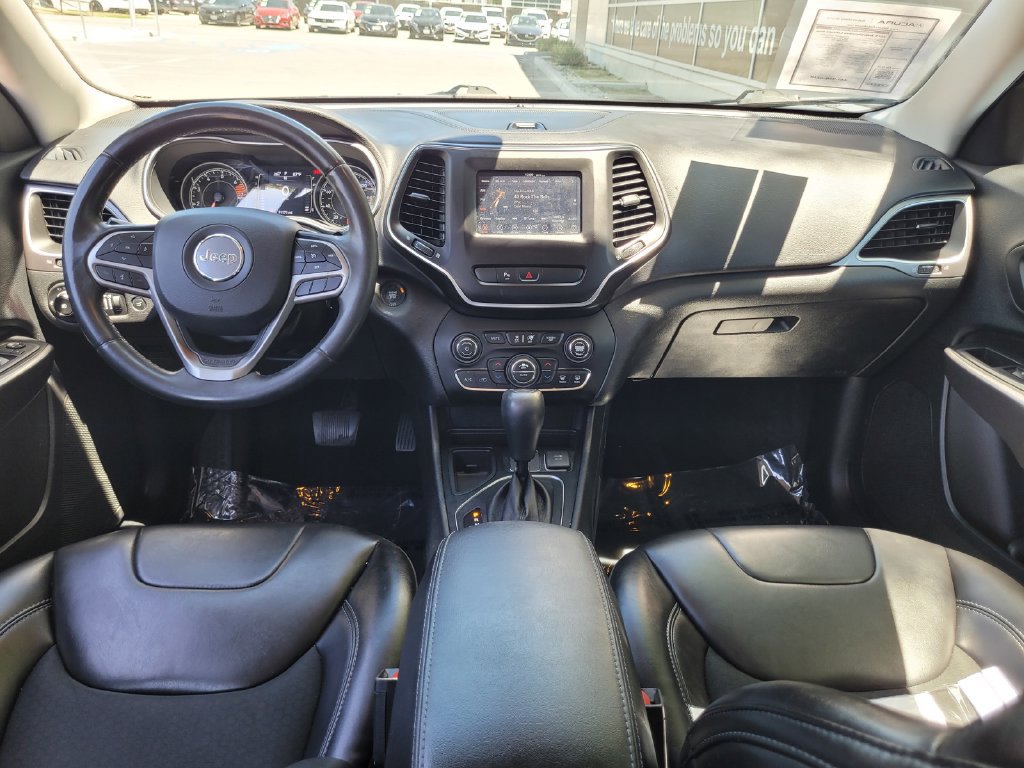 Used 2019 Jeep Cherokee Latitude Plus w/ Comfort/Convenience Group FWD image 17