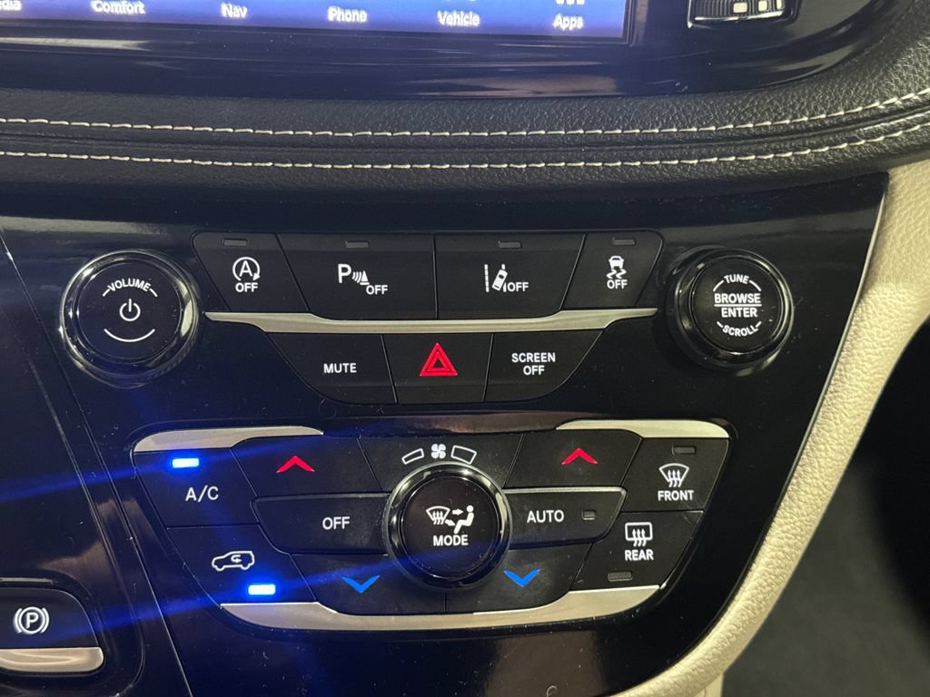 Used 2024 Chrysler Pacifica Limited FWD image 36