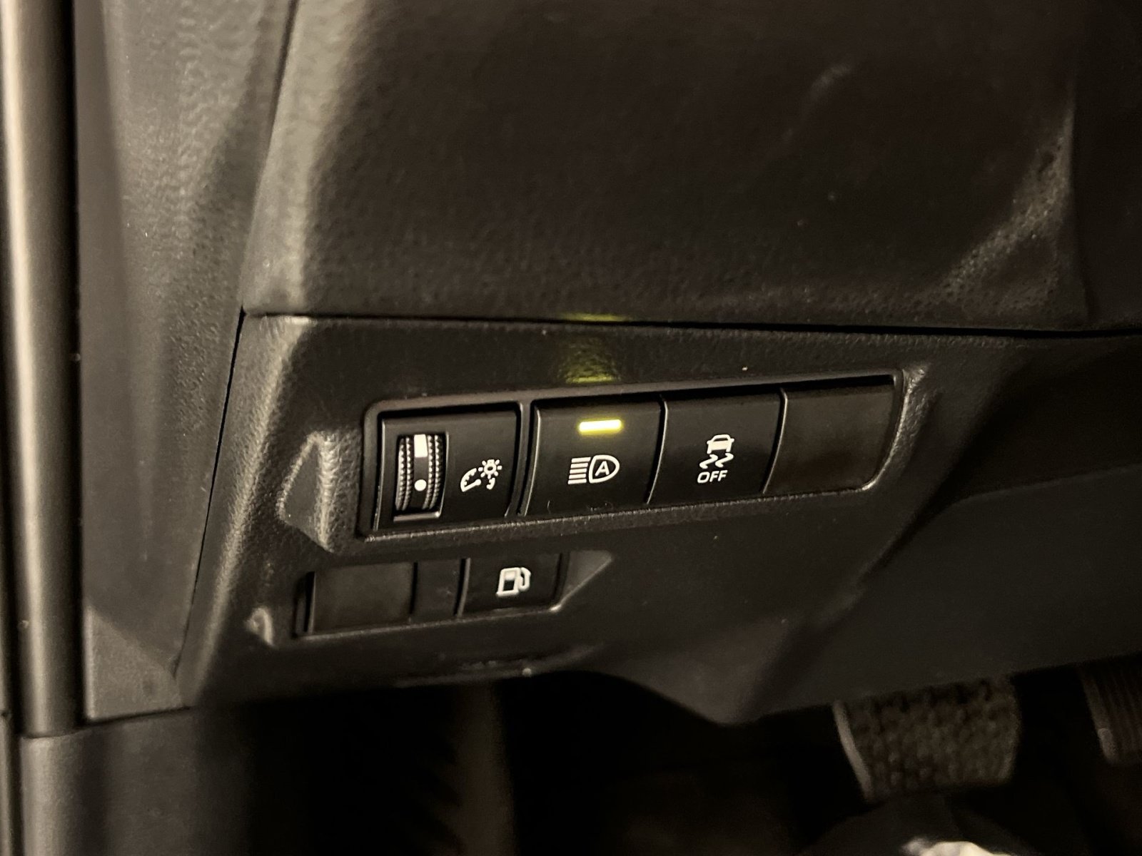 Used 2025 Toyota Corolla Cross AWD Hybrid image 31