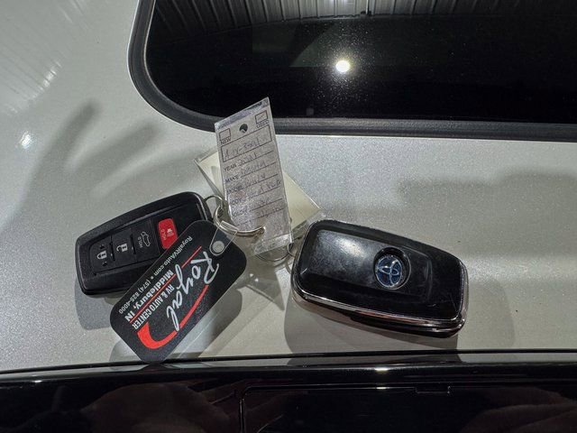 Used 2021 Toyota RAV4 XLE Premium image 31