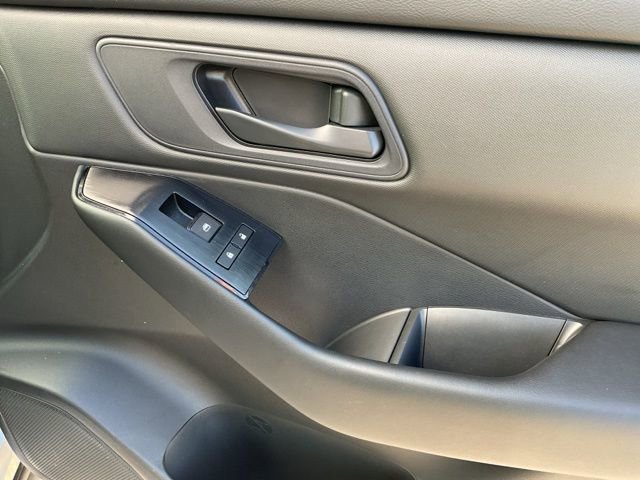 Used 2024 Nissan Rogue S image 15