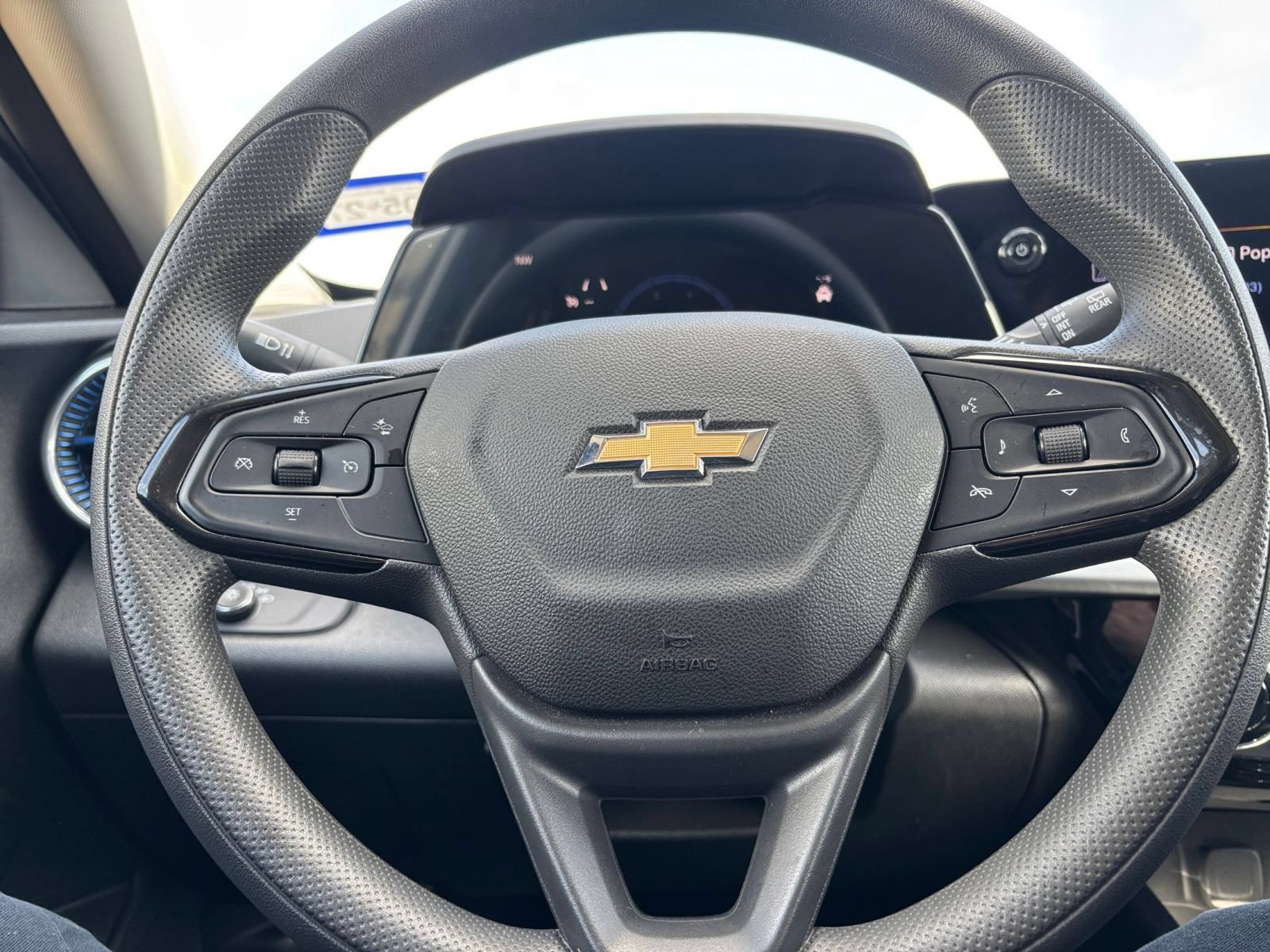 Used 2025 Chevrolet Trax LT FWD image 27