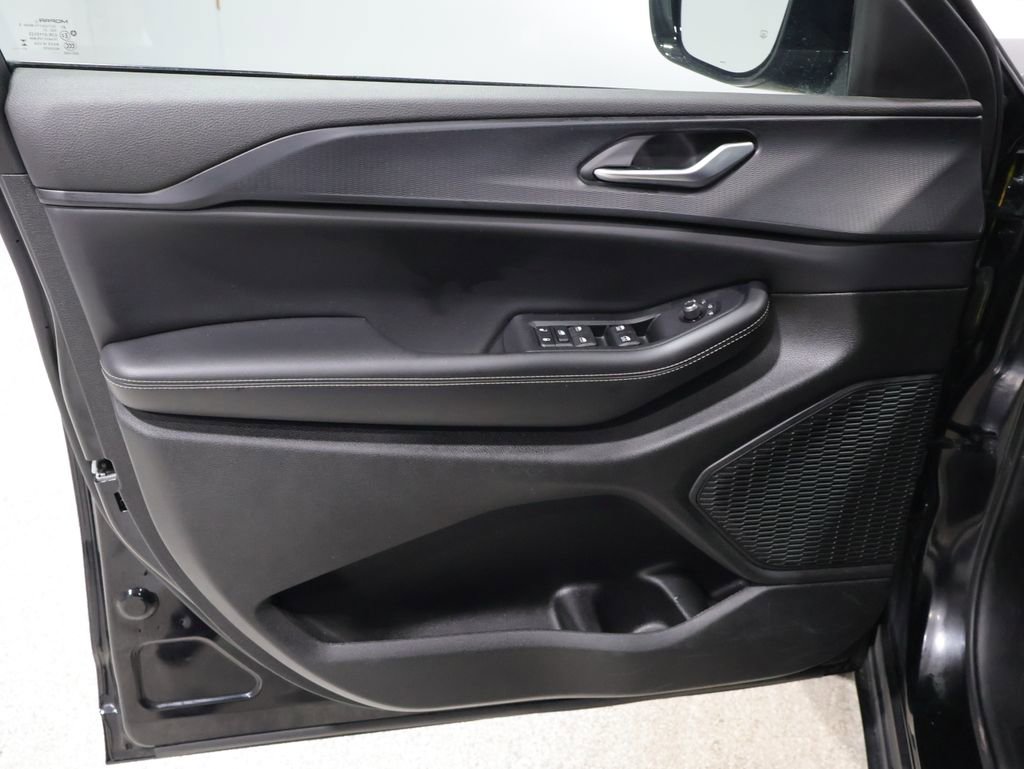 Used 2023 Jeep Grand Cherokee Altitude image 14