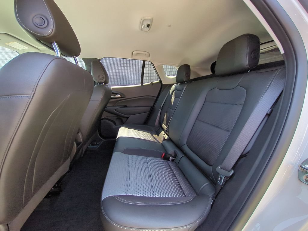 Used 2025 Chevrolet Trax LT w/ LT Convenience Package FWD image 27