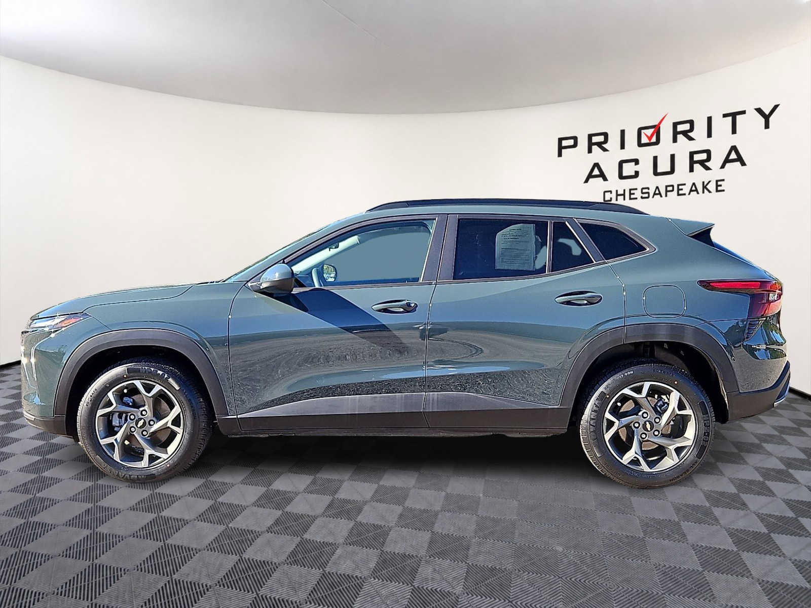 Used 2025 Chevrolet Trax LT FWD image 7