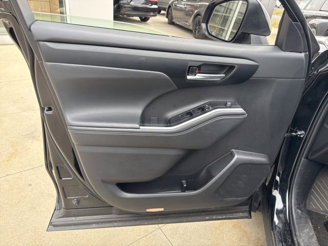 Used 2025 Toyota Highlander XLE image 25