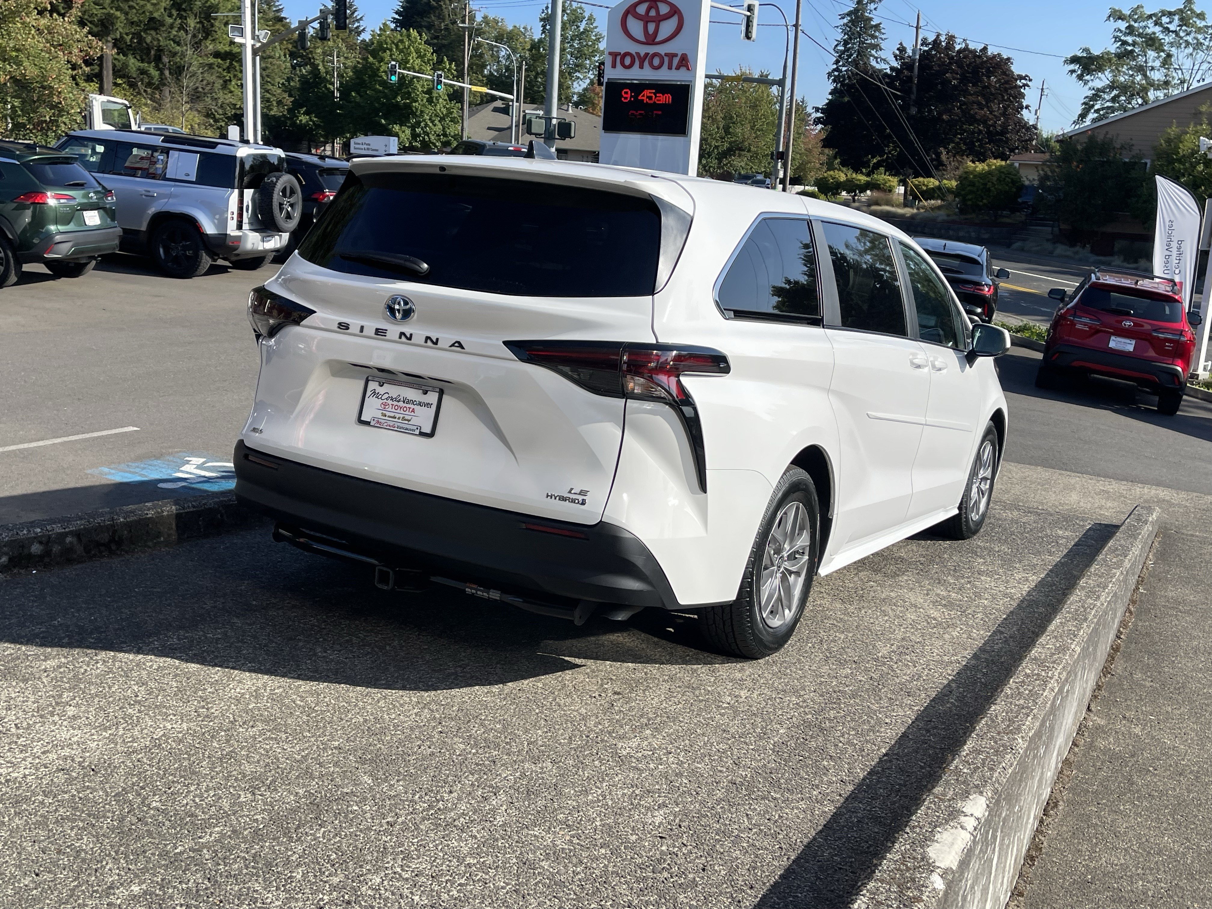 Certified 2024 Toyota Sienna LE AWD/4WD image 6