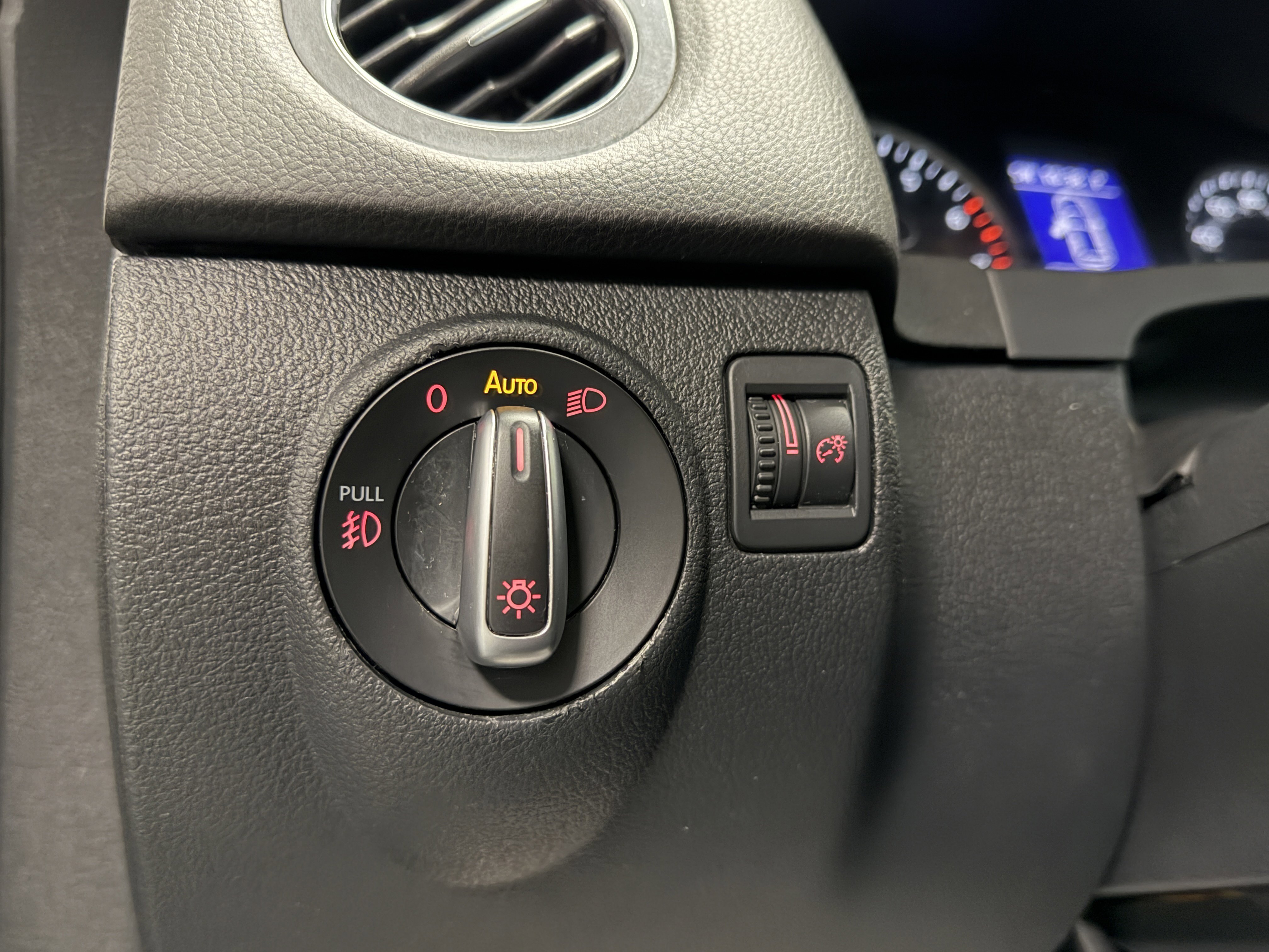 Used 2017 Volkswagen Tiguan Sport image 17