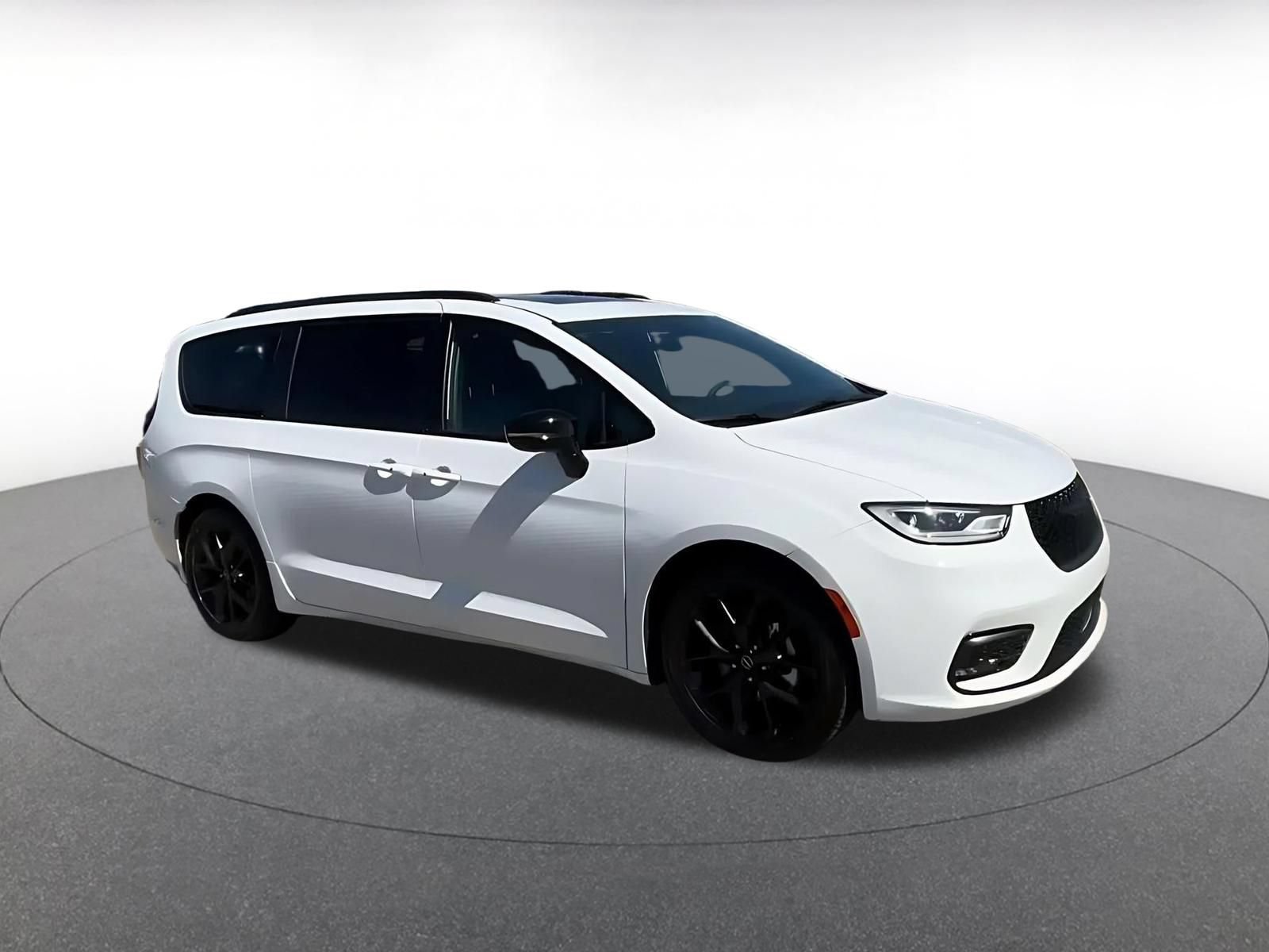 Used 2025 Chrysler Pacifica Limited FWD image 2
