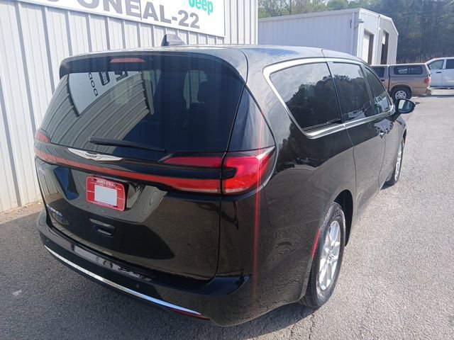 Used 2025 Chrysler Pacifica Select image 3