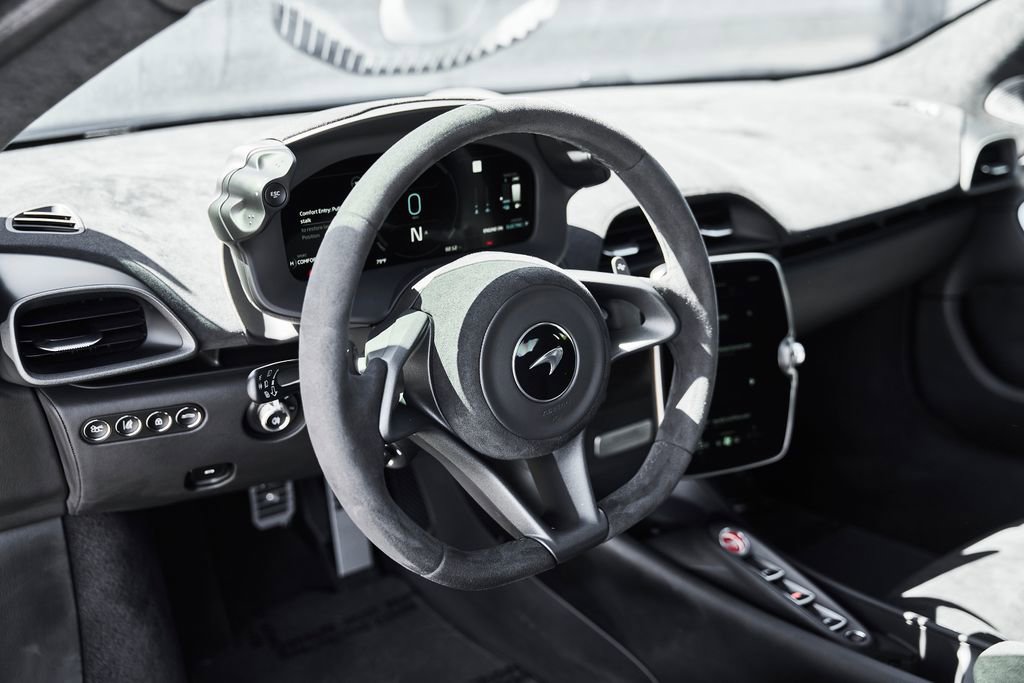 Used 2024 McLaren Artura image 27