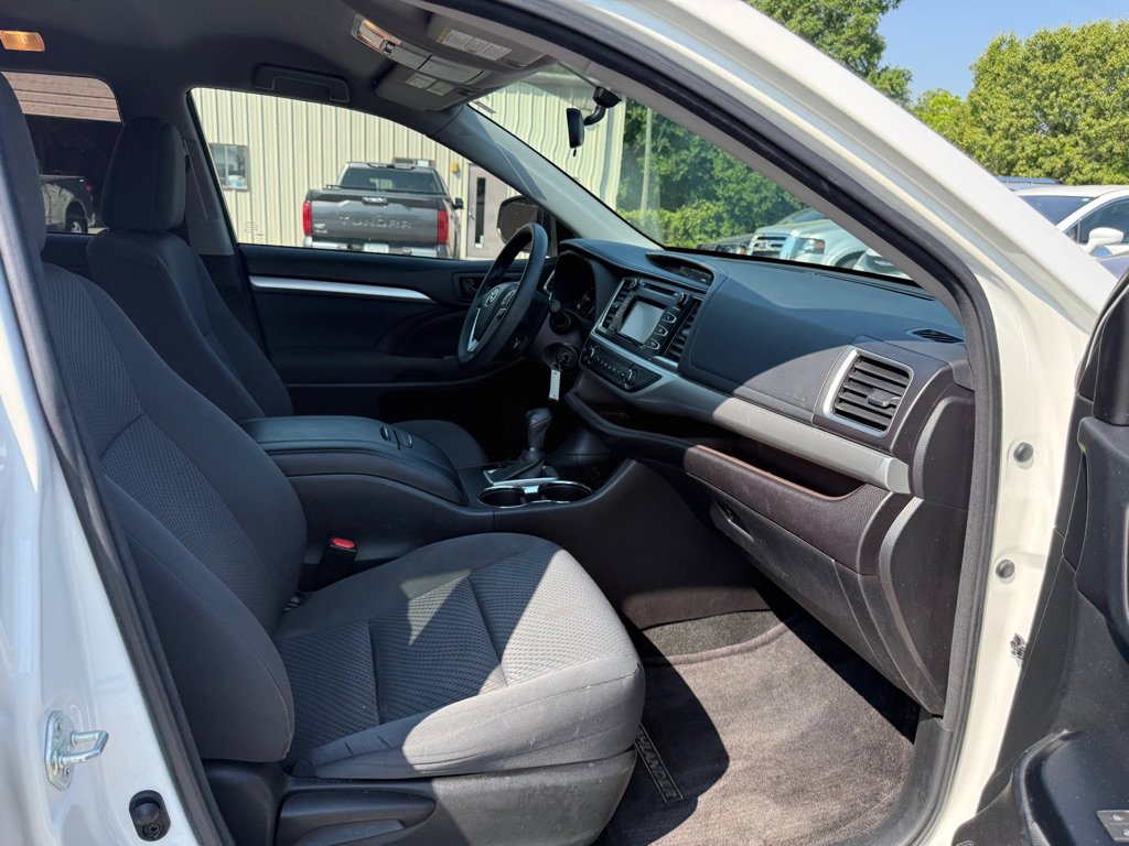 Used 2015 Toyota Highlander LE FWD image 16