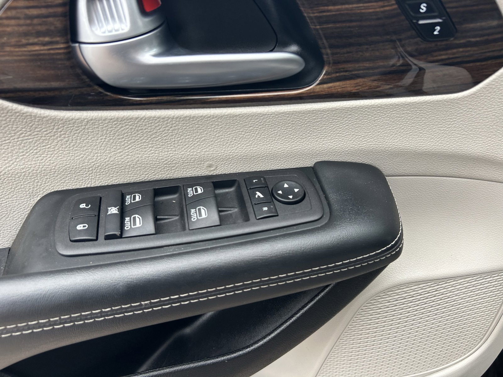 Used 2024 Chrysler Pacifica Limited FWD image 25