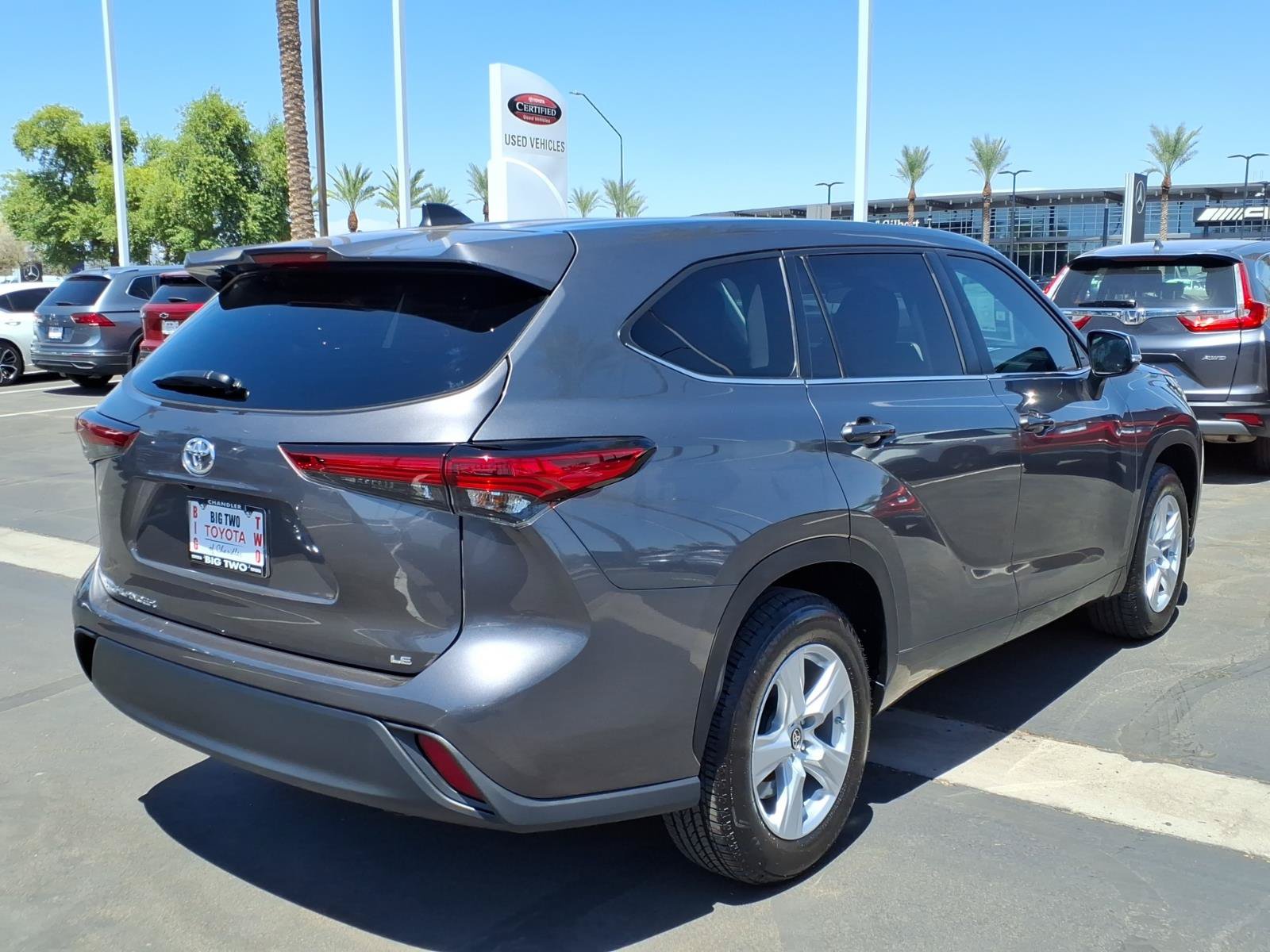 Used 2023 Toyota Highlander LE FWD image 4