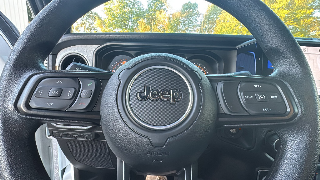 Used 2025 Jeep Wrangler Sport AWD/4WD image 19