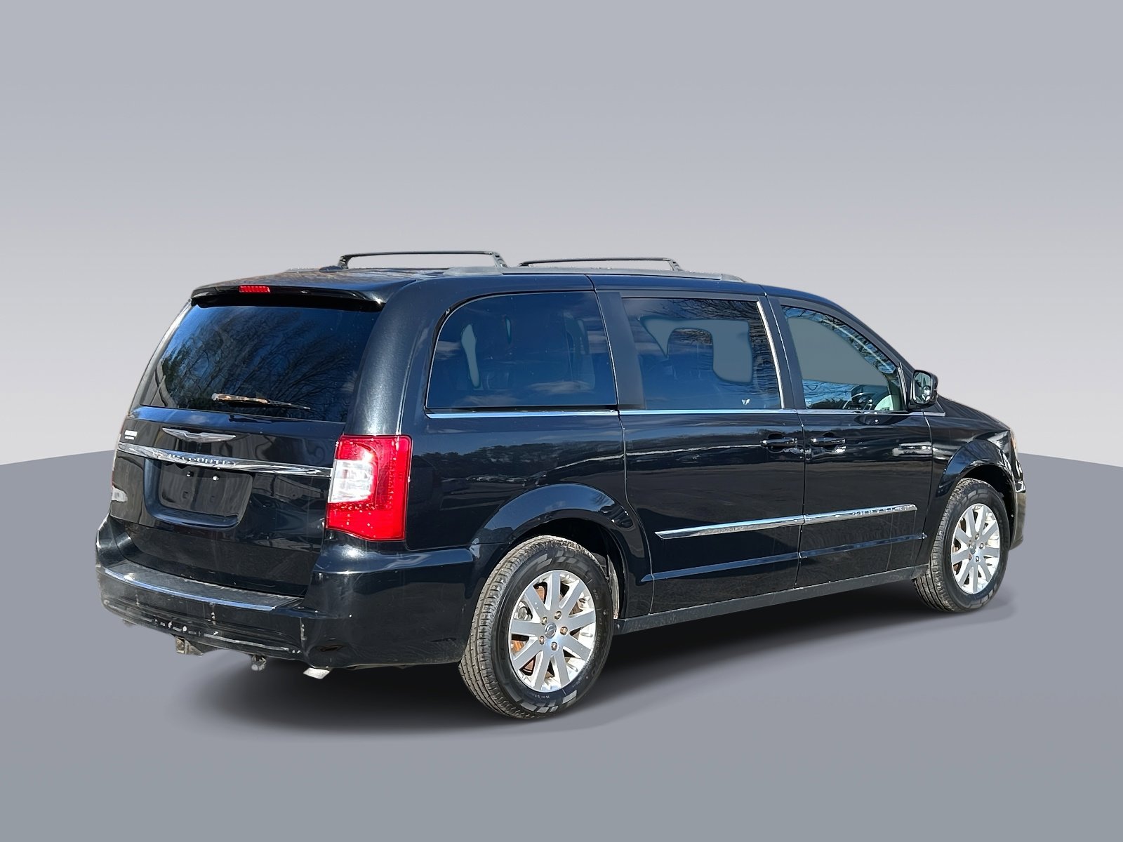 Used 2015 Chrysler Town & Country Touring FWD image 4