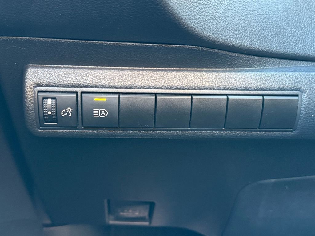 Used 2021 Toyota Corolla LE image 18