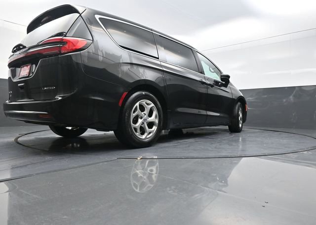 Used 2024 Chrysler Pacifica Limited image 35