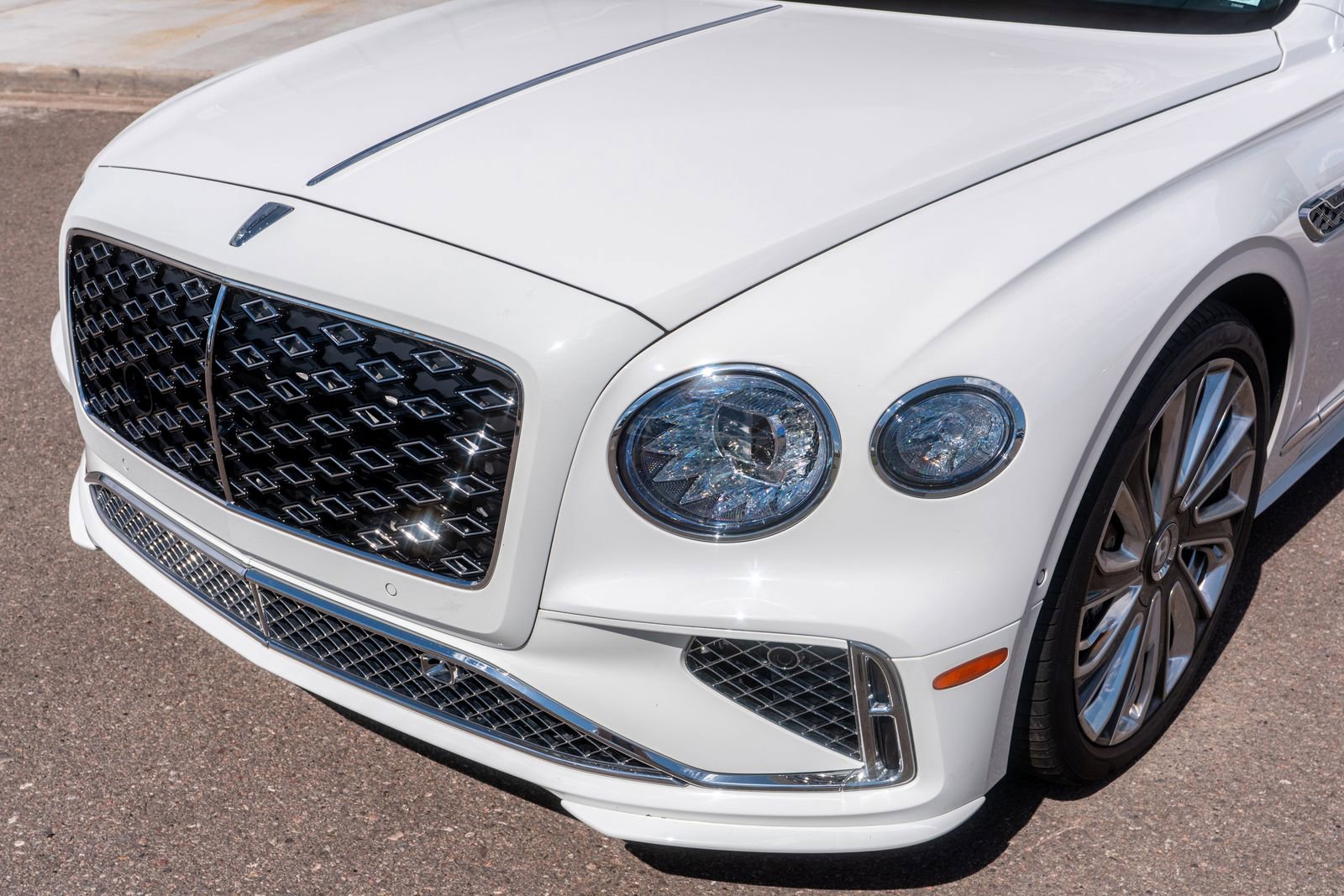 Certified 2025 Bentley Flying Spur Plug-In Hybrid image 7
