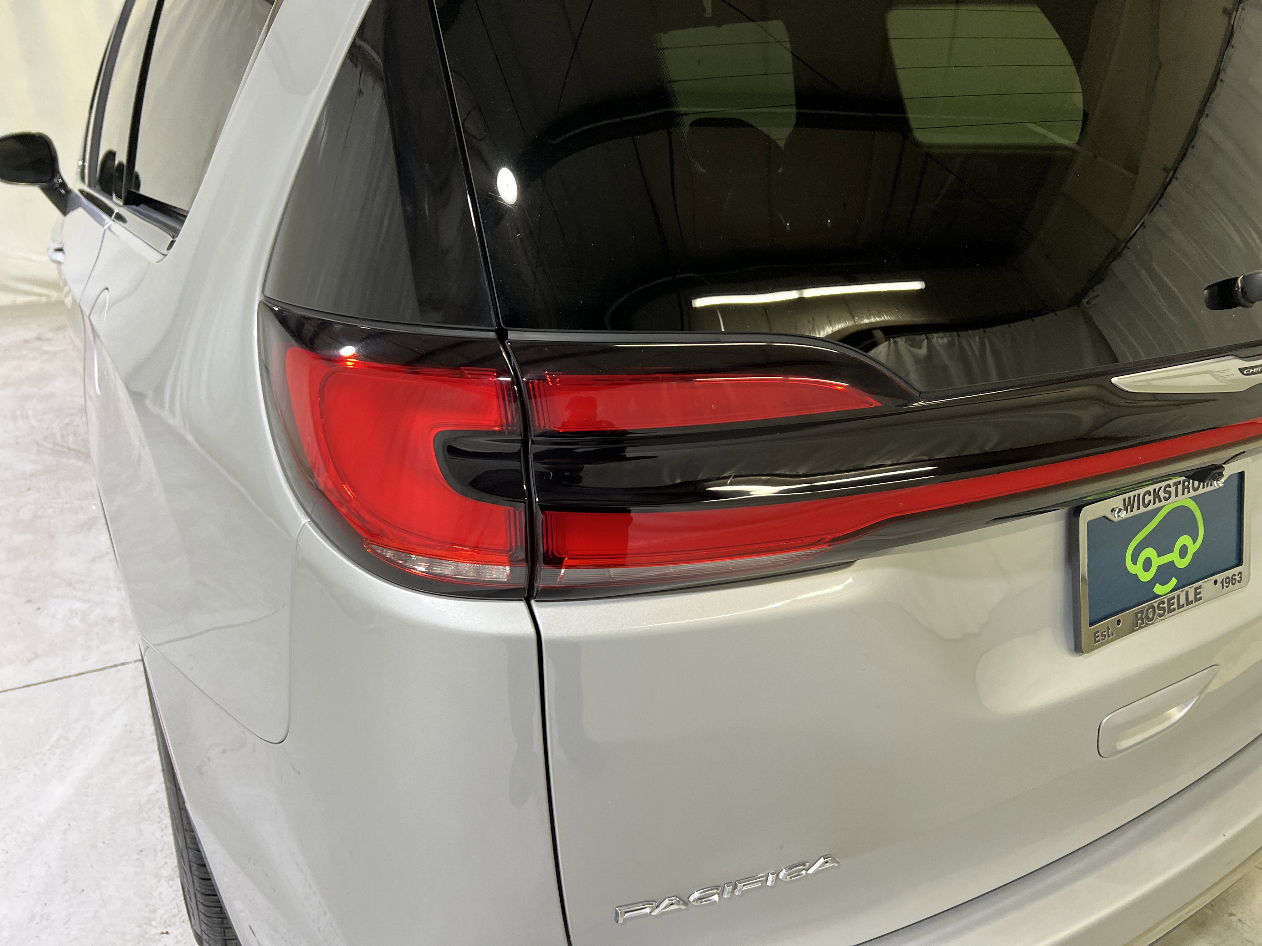 Used 2026 Chrysler Pacifica Limited FWD image 10