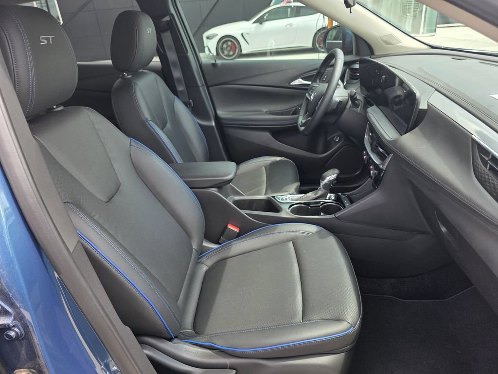 Used 2025 Buick Encore GX Sport Touring w/ Advanced Technology Package FWD image 11