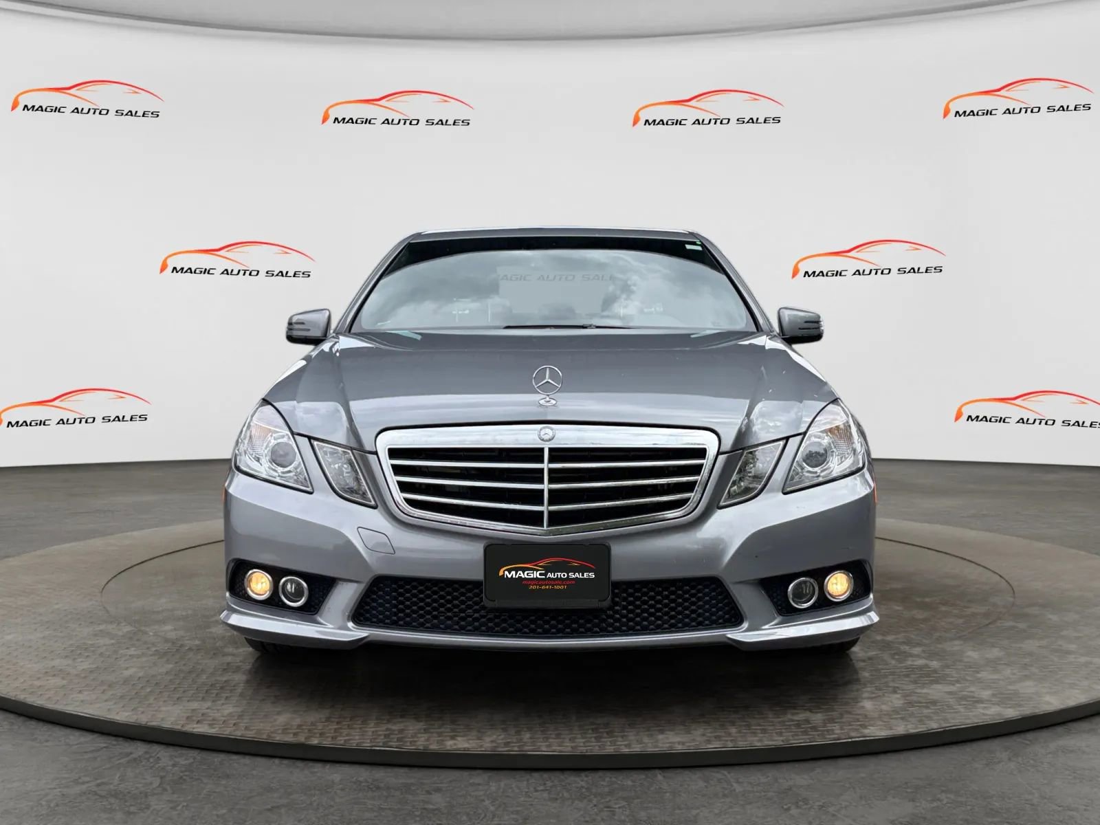 Used 2010 Mercedes-Benz E 550 4MATIC Sedan image 3