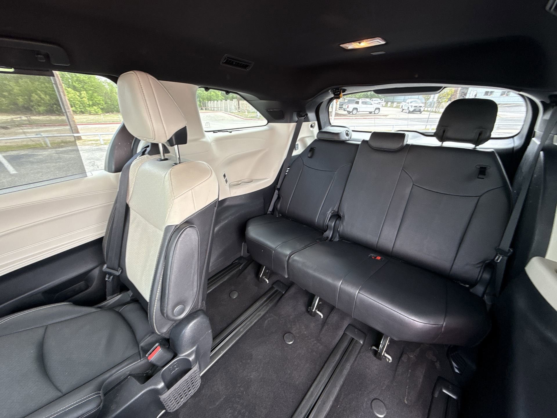 Used 2025 Toyota Sienna Platinum FWD image 26