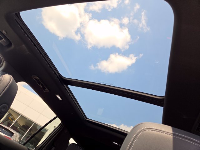 New 2027 Chevrolet Traverse LT w/ Sun and Wheel Package AWD/4WD image 3