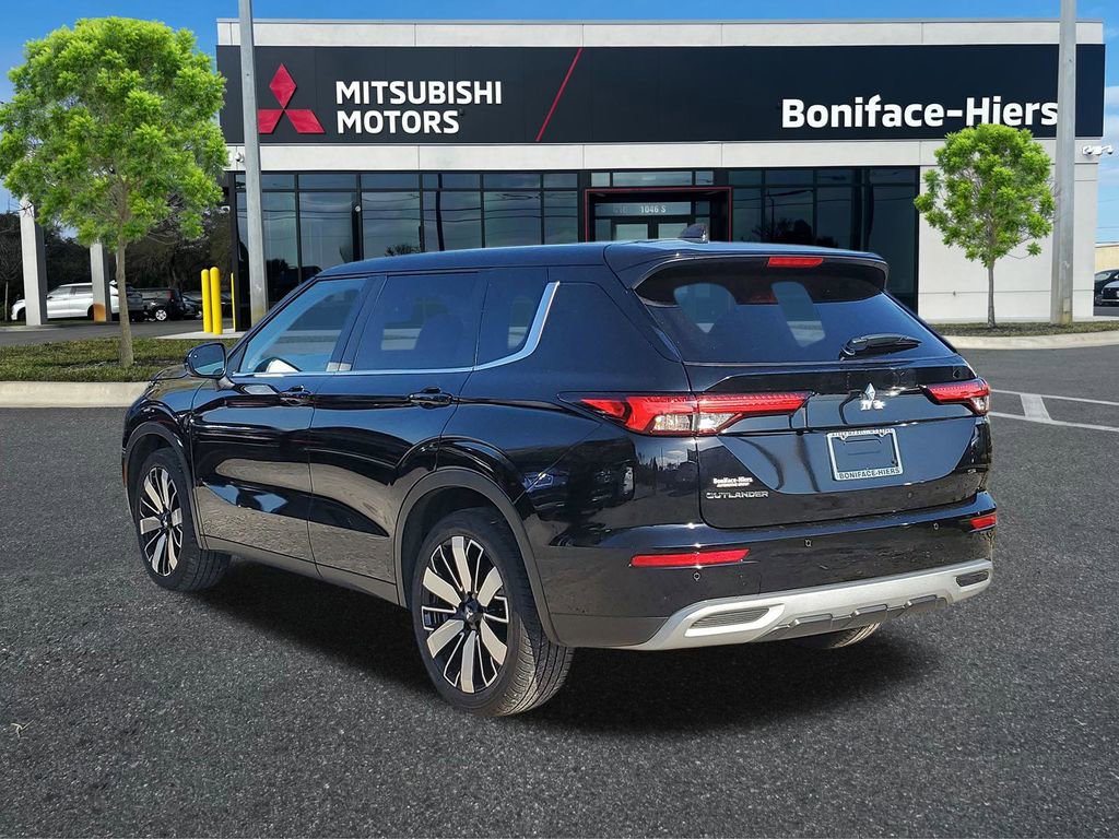 Used 2024 Mitsubishi Outlander SE Black Edition image 3