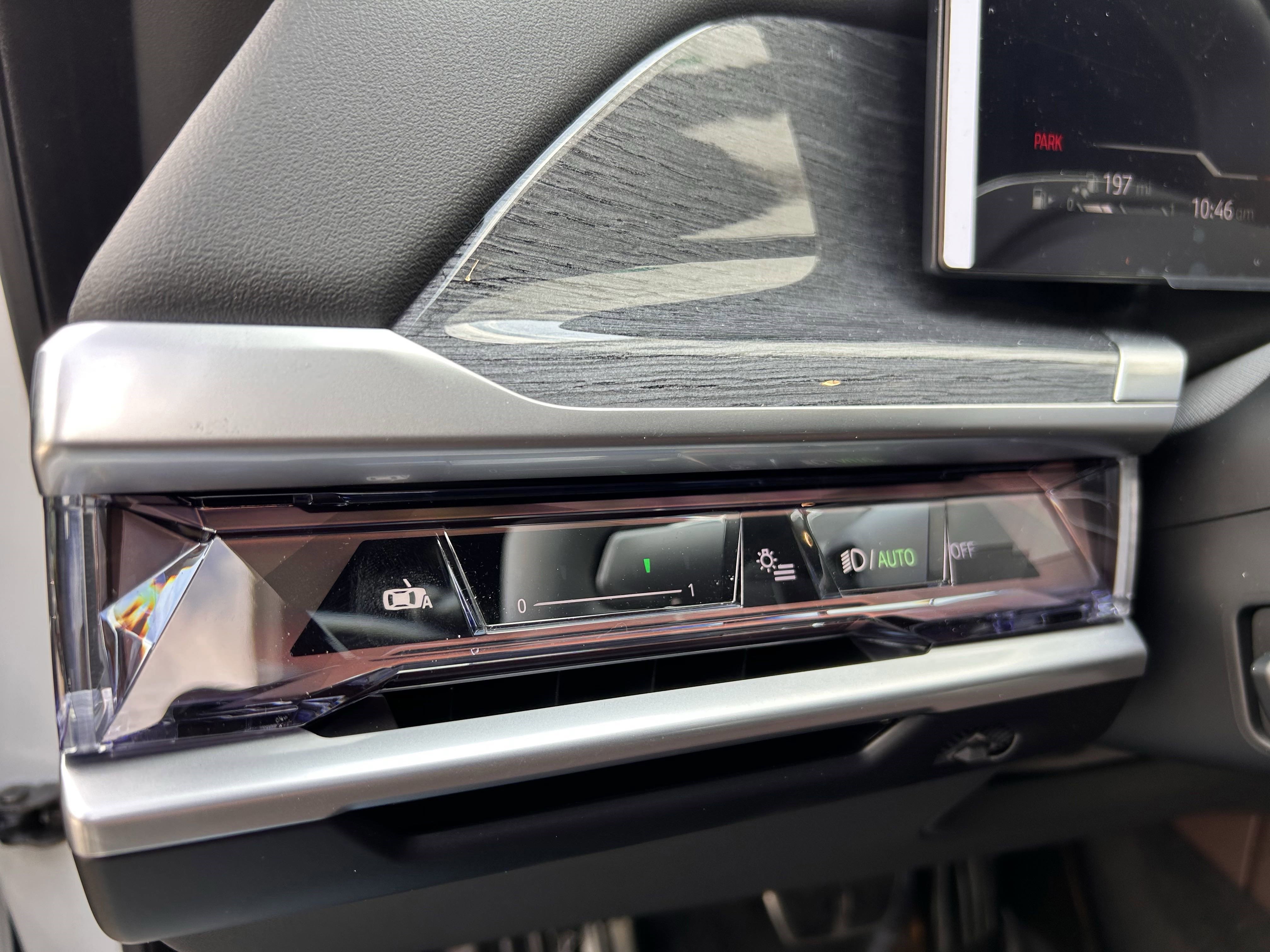 Used 2025 BMW 750e xDrive w/ Executive Package image 27