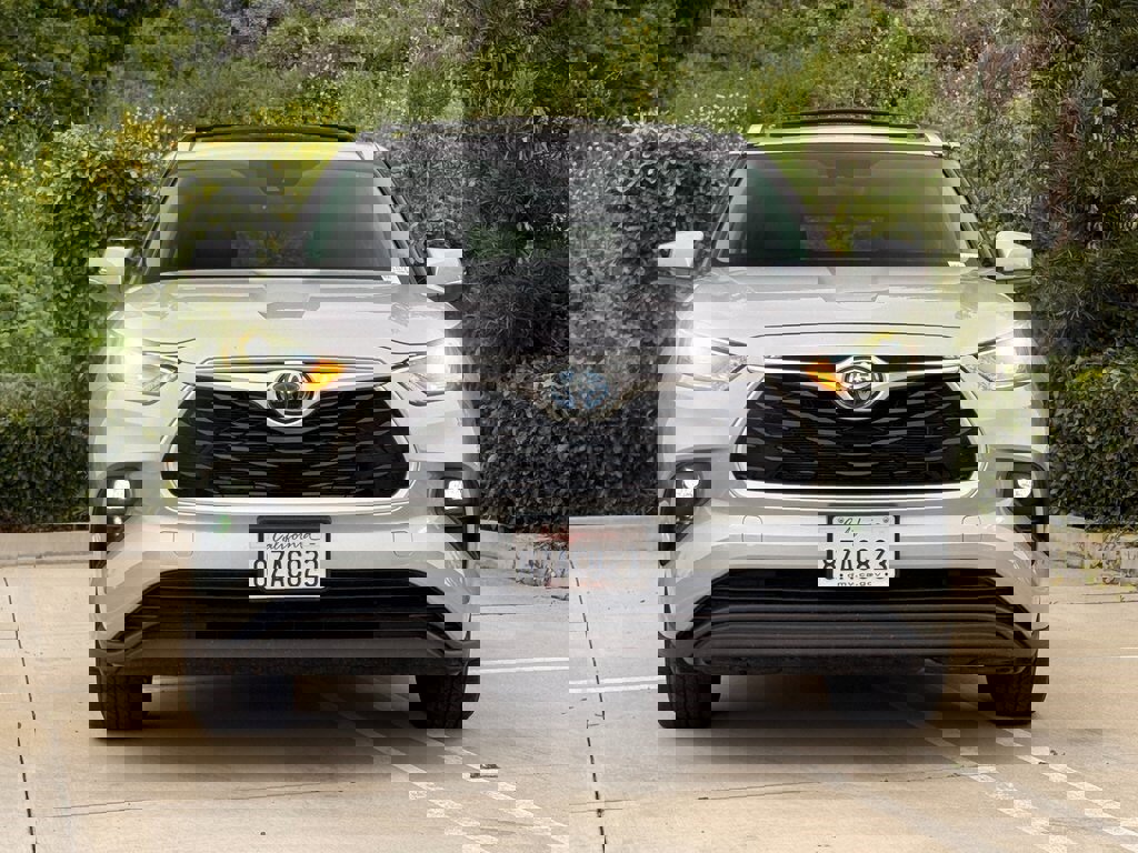 Used 2022 Toyota Highlander XLE image 4