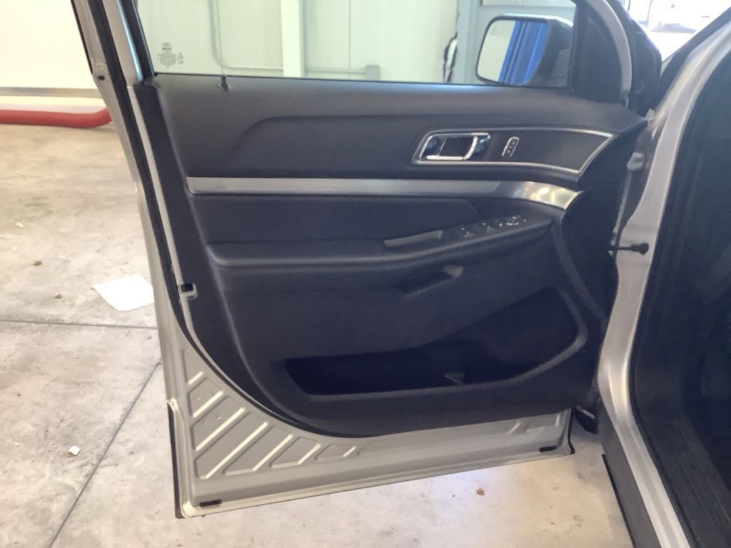 Used 2019 Ford Explorer XLT w/ Equipment Group 202A AWD/4WD image 13