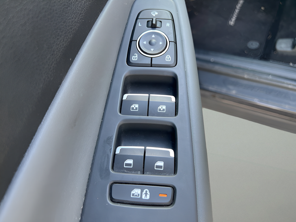 Used 2023 Hyundai Santa Fe Limited AWD/4WD image 14