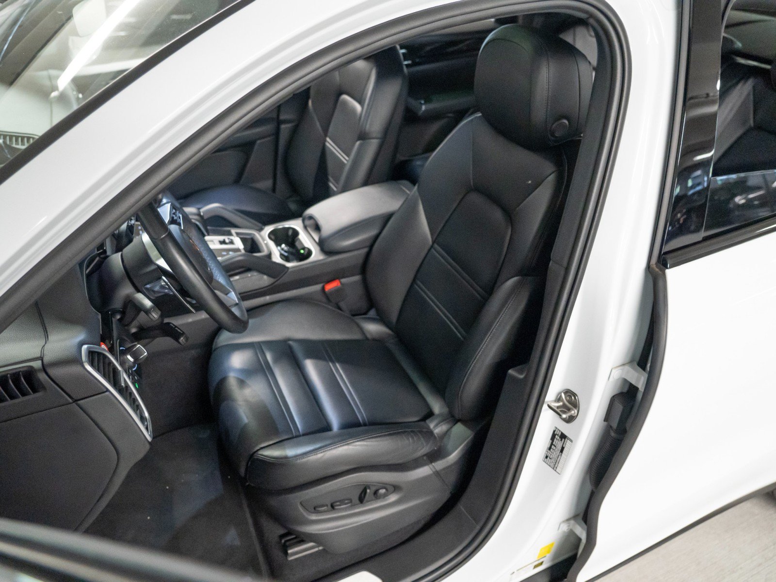 Certified 2023 Porsche Cayenne Coupe AWD/4WD image 5