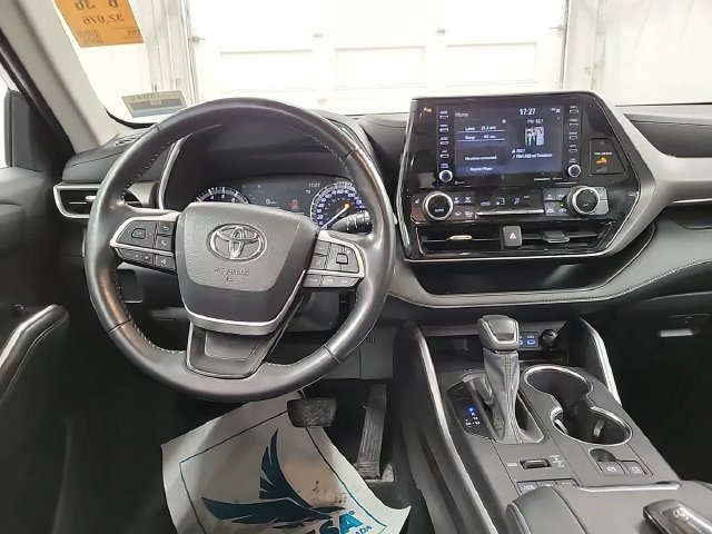Used 2022 Toyota Highlander XLE AWD/4WD image 9