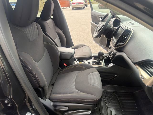 Used 2015 Jeep Cherokee Latitude w/ Cold Weather Group FWD image 23
