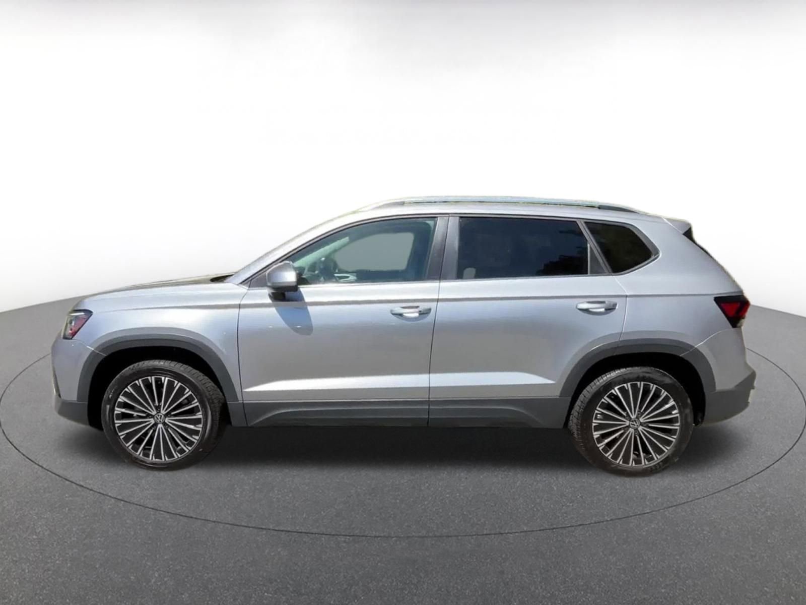 Used 2025 Volkswagen Taos SE image 9