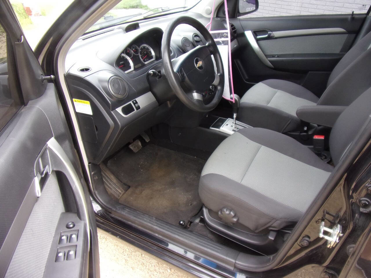 Used 2009 Chevrolet Aveo5 LT w/ Power and Convenience Package FWD image 2