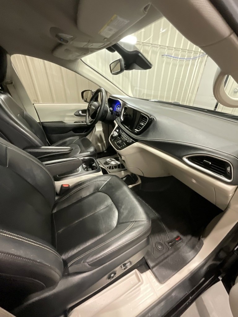 Used 2022 Chrysler Pacifica Touring-L w/ Uconnect Theater Family Group image 17