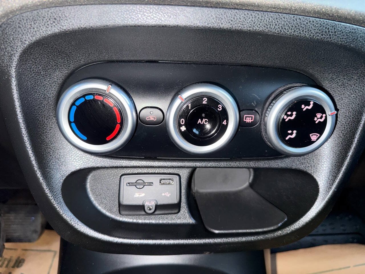 Used 2014 FIAT 500L Trekking FWD image 32