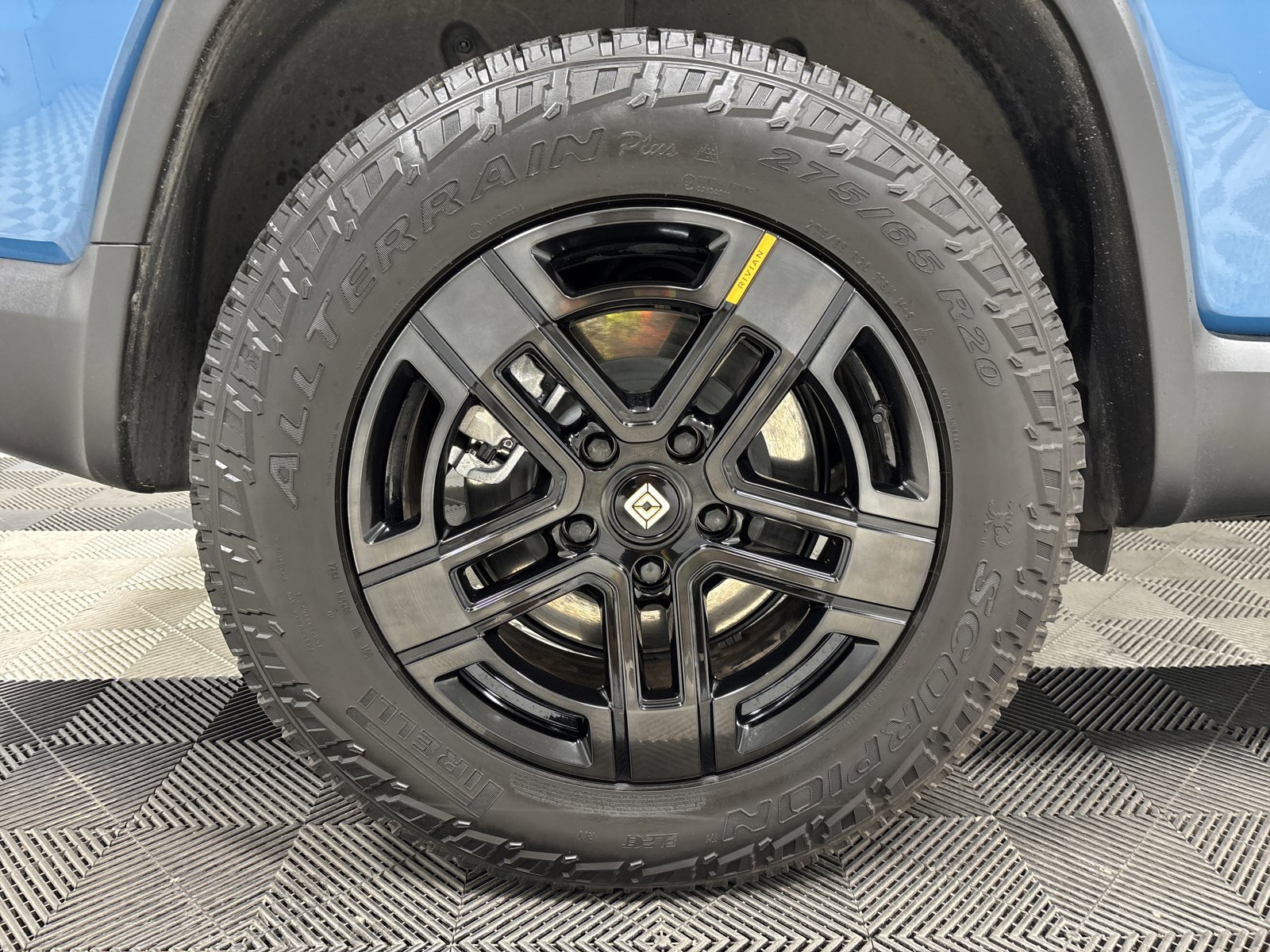 Used 2025 Rivian R1S Adventure AWD/4WD image 12