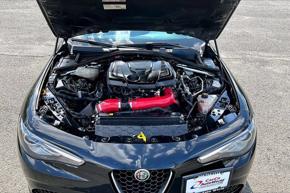 Used 2018 Alfa Romeo Giulia Ti Sport w/ Quick Order Package 22S Sport AWD/4WD image 39