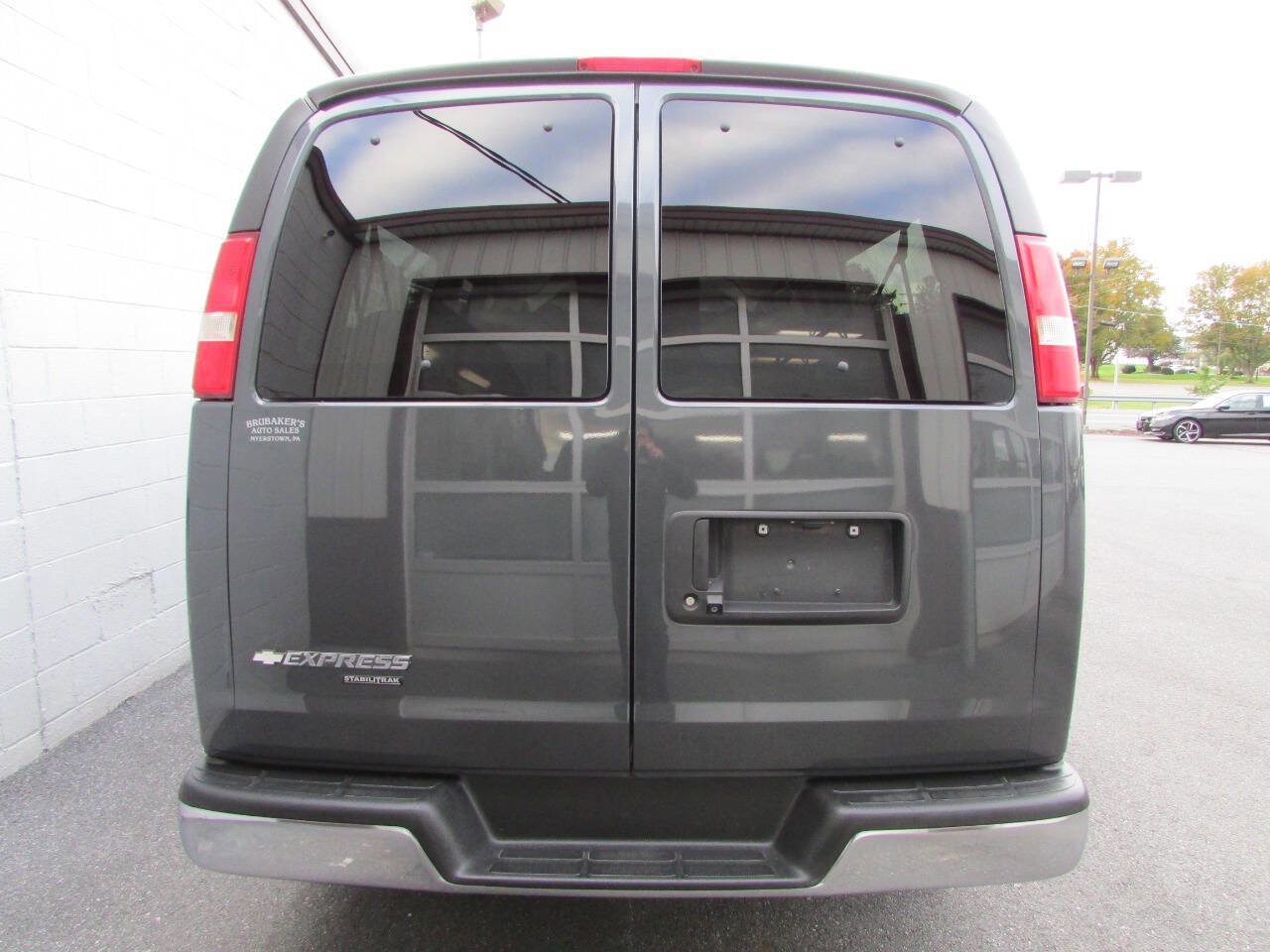 Used 2016 Chevrolet Express 3500 LS w/ Chrome Appearance Package image 3