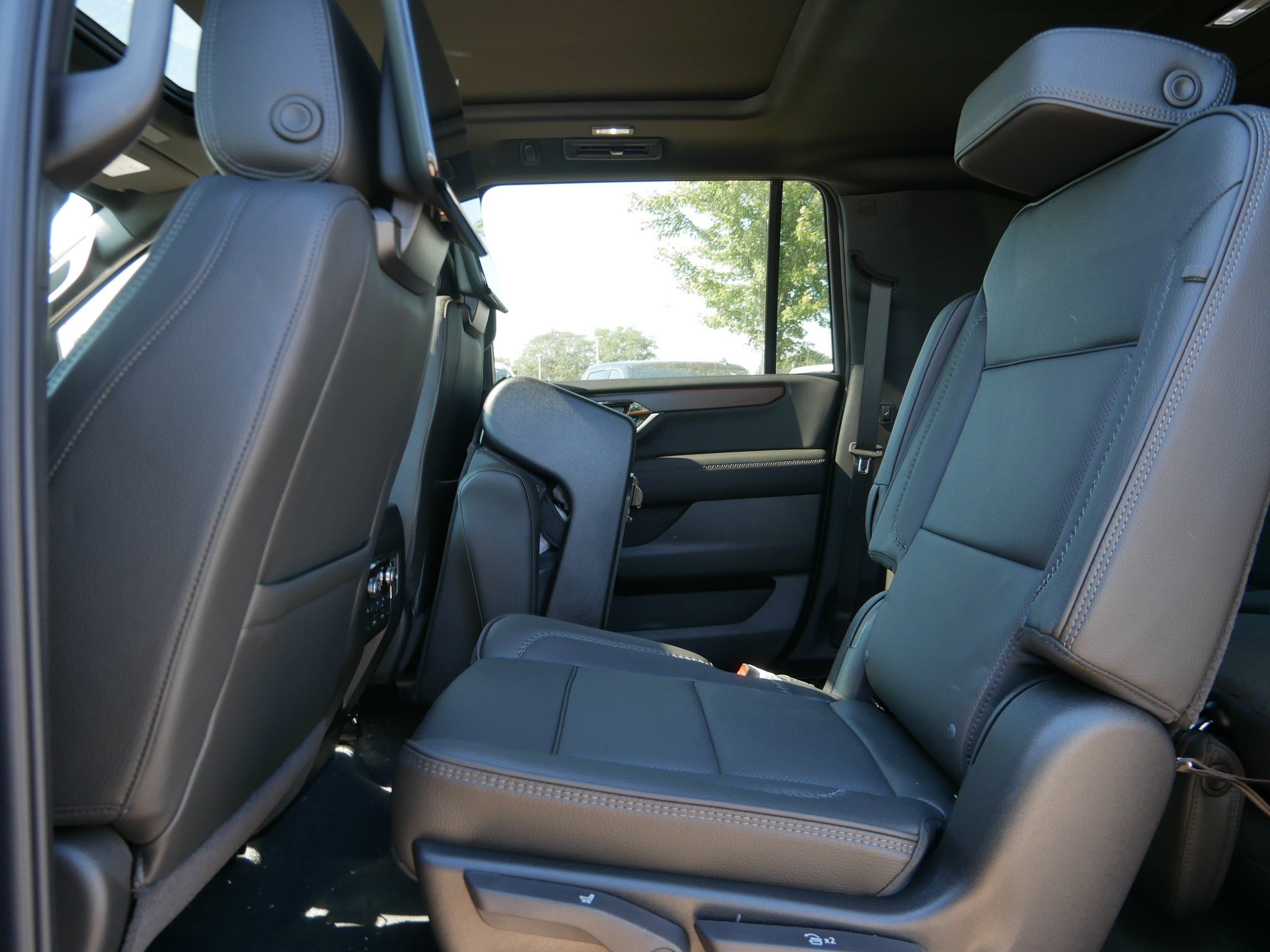New 2026 GMC Yukon XL Denali w/ Denali Reserve Package AWD/4WD image 5