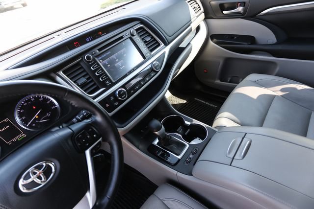 Used 2018 Toyota Highlander Limited Platinum image 19