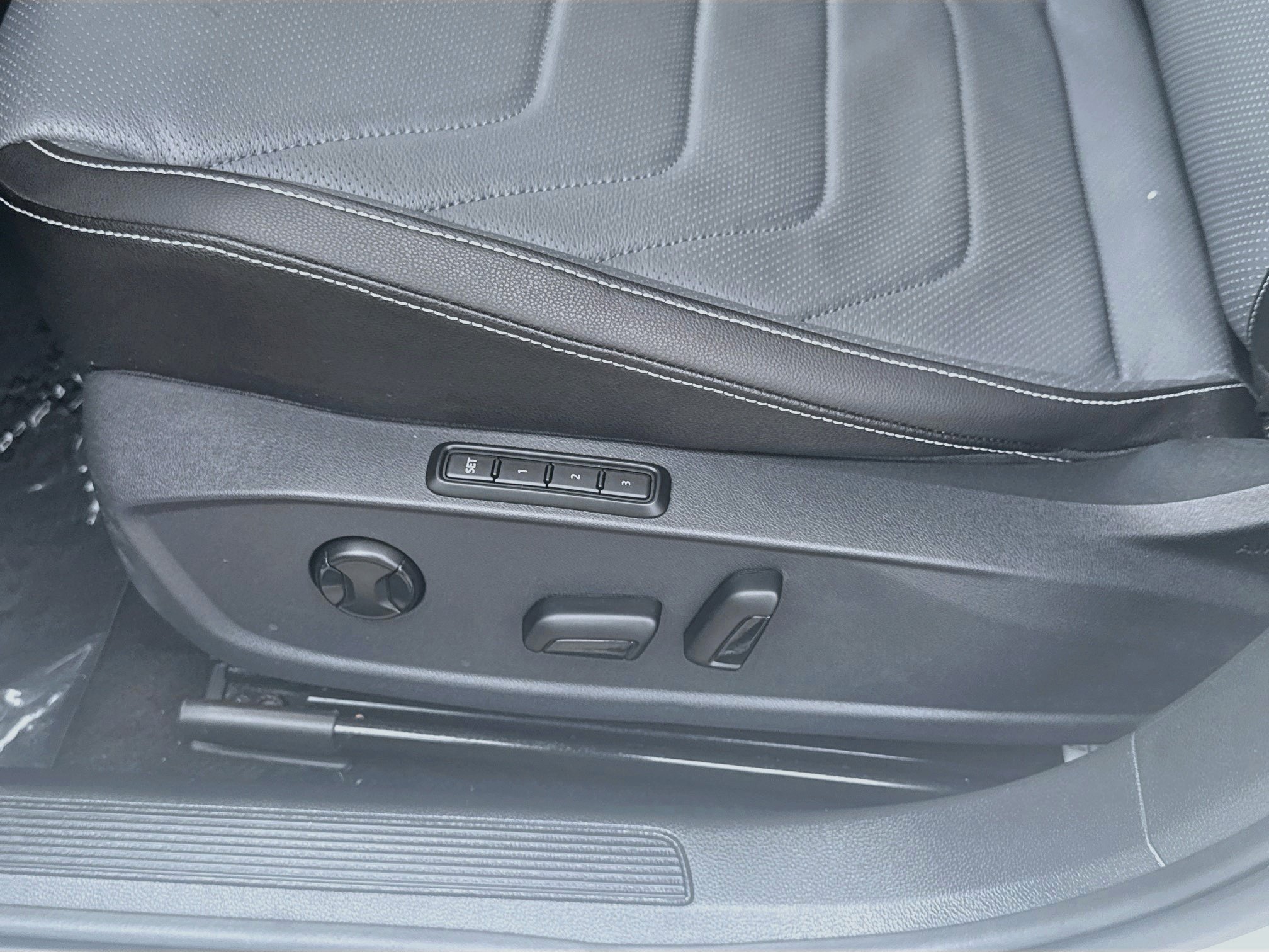 Used 2025 Volkswagen Jetta SEL FWD image 18