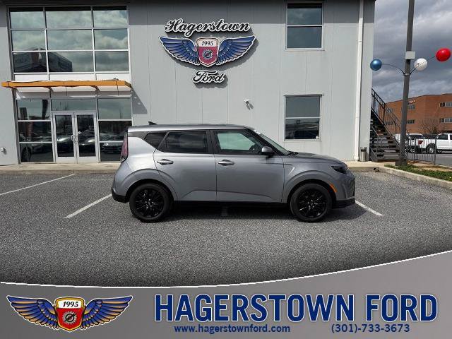 Used 2025 Kia Soul LX FWD image 1