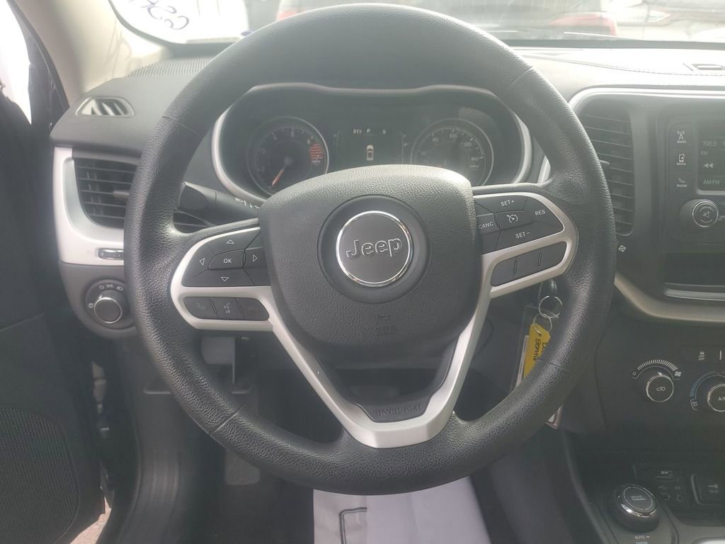 Used 2017 Jeep Cherokee Sport image 9