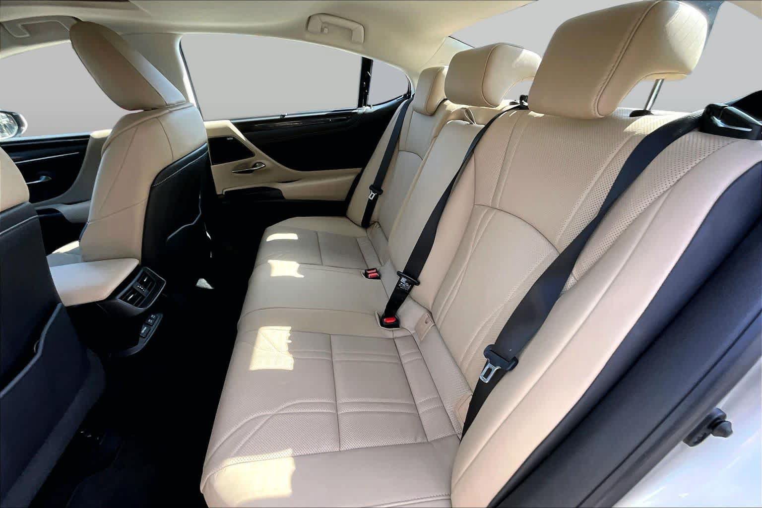 Used 2021 Lexus ES 300h Ultra Luxury w/ Accessory Package 2 FWD image 21