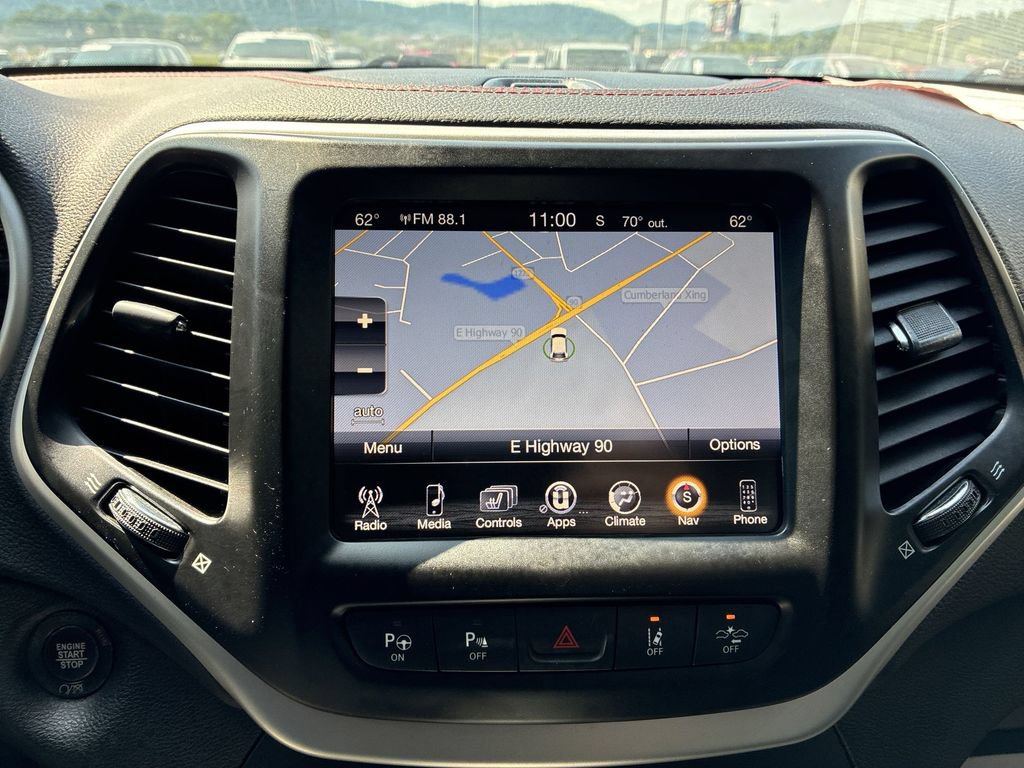 Used 2017 Jeep Cherokee Trailhawk AWD/4WD image 18